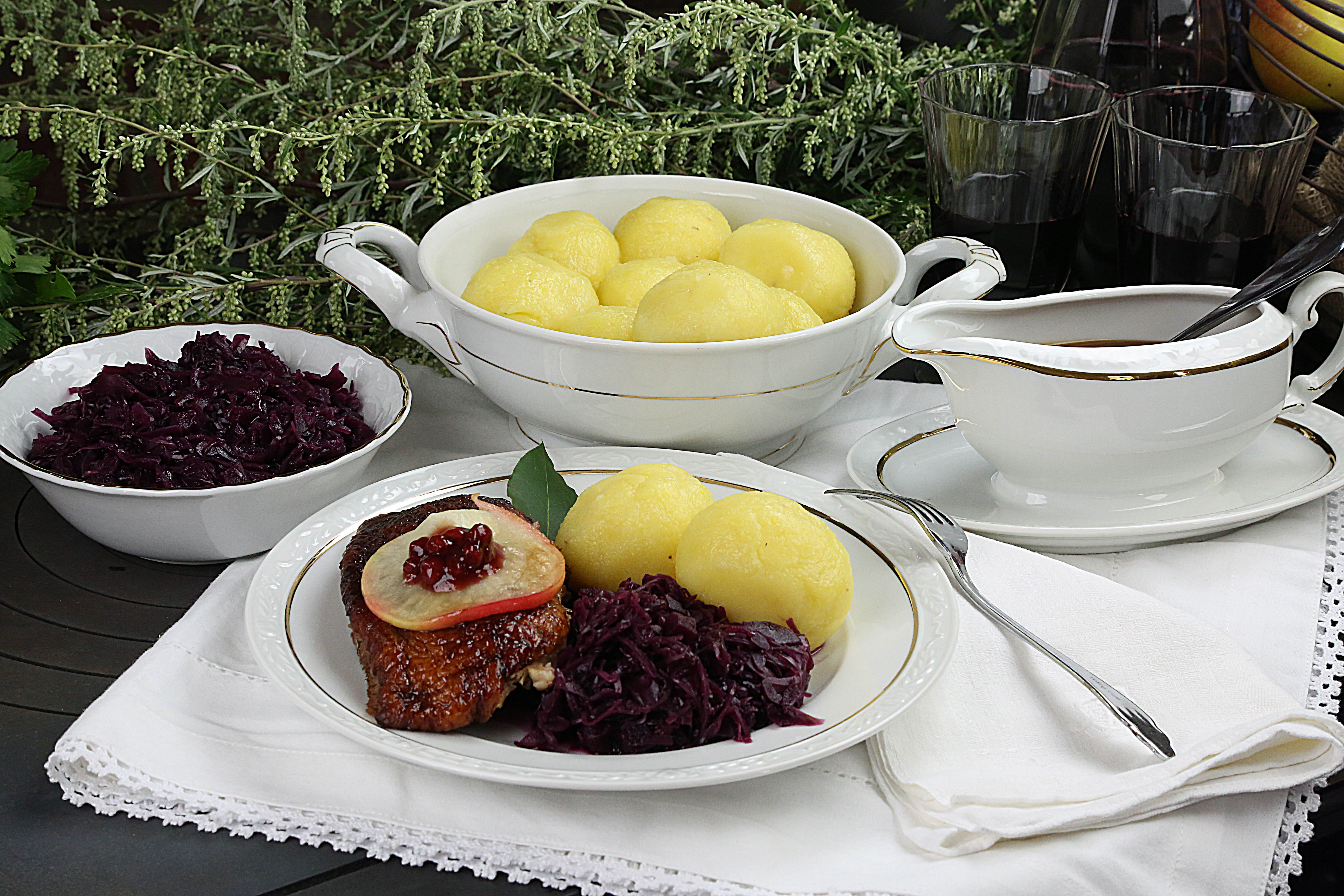 Es ist angerichtet: Gänsebraten mit Rotkohl und Kartoffelklößen für die Fotoküche