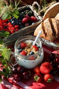 Gesundes Frühstück unter freiem Himmel